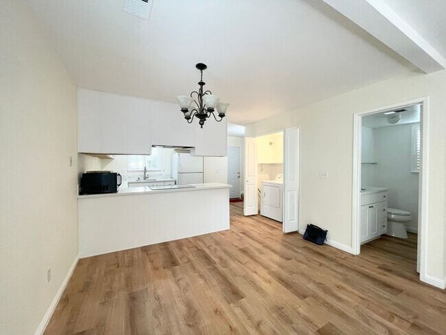Building Photo - Sweet Remodeled 2 bedroom 1.5 Bath Stand-A...