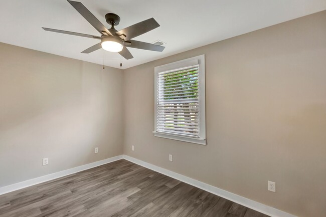 Building Photo - Completely Renovated Gem in Park Circle