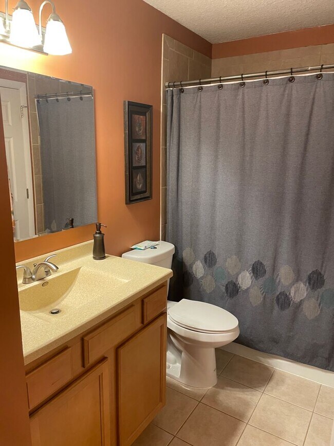 Building Photo - Beautifully updated Townhome in the West B...