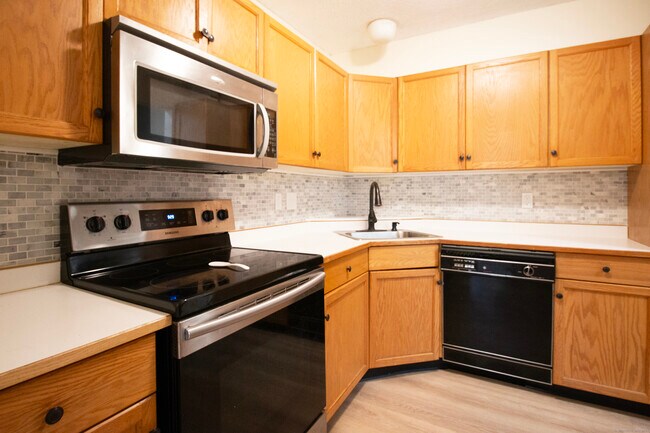 Building Photo - 378 Meridian St Ext