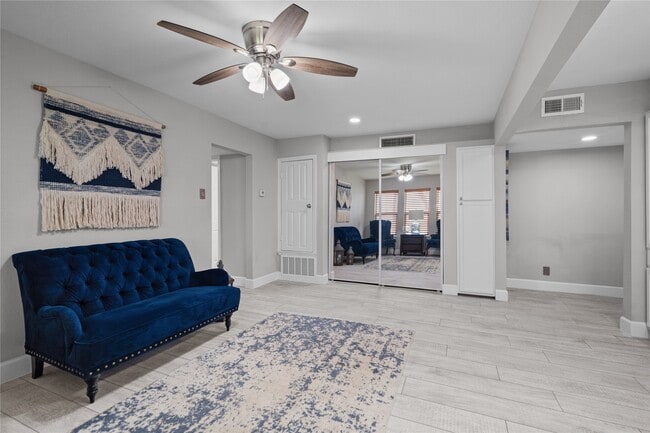 Building Photo - 8100 Seawall Blvd