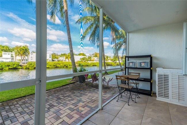 Building Photo - 801 NE 18th Ct