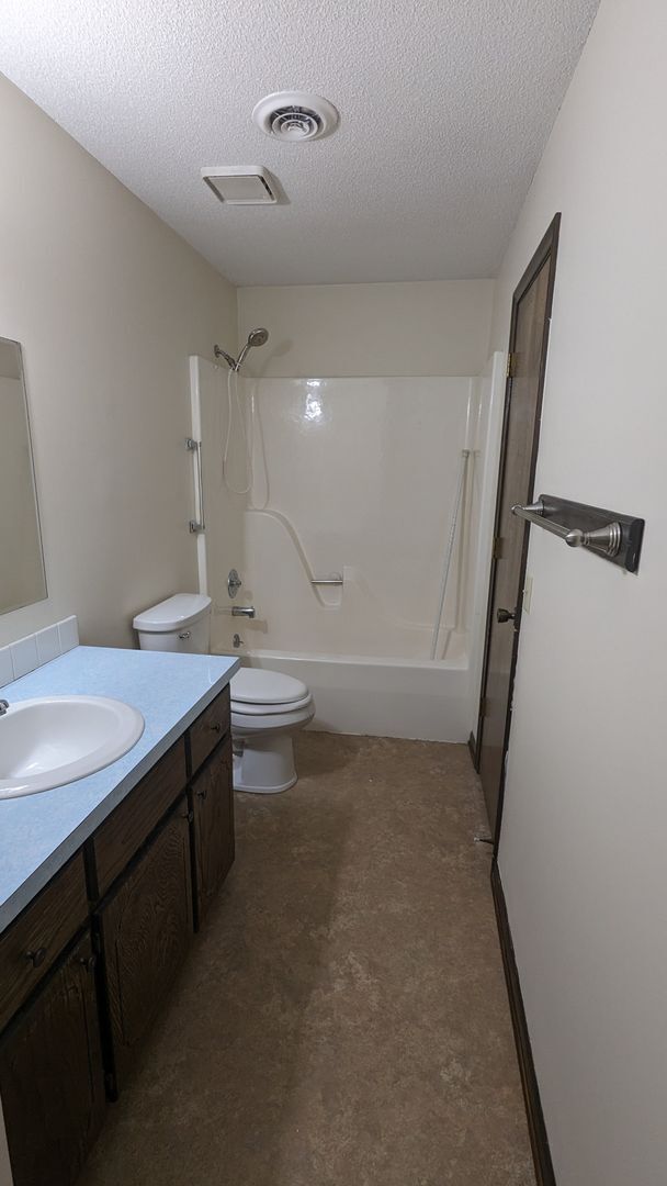 Building Photo - Everything on one level in West End duplex
