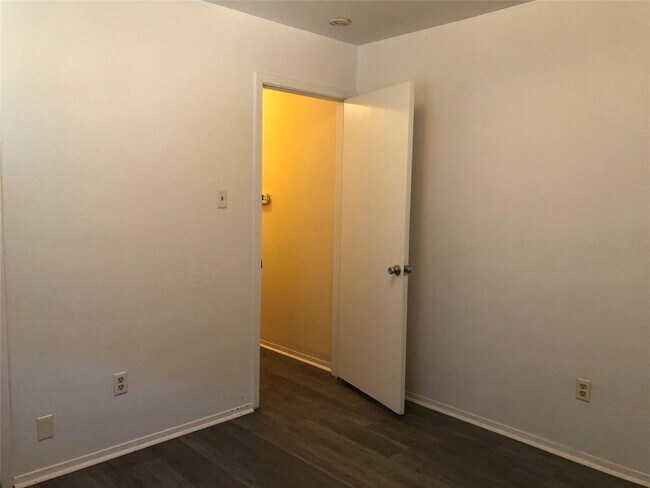 Building Photo - 718 Decker Prairie Dr