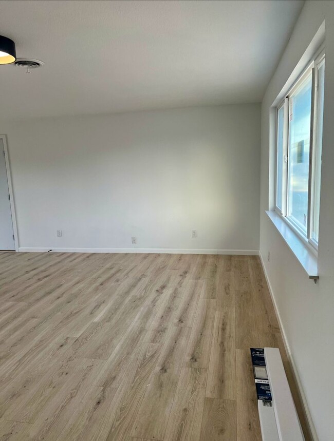 Building Photo - Newly Renovated 4 Bedroom Home