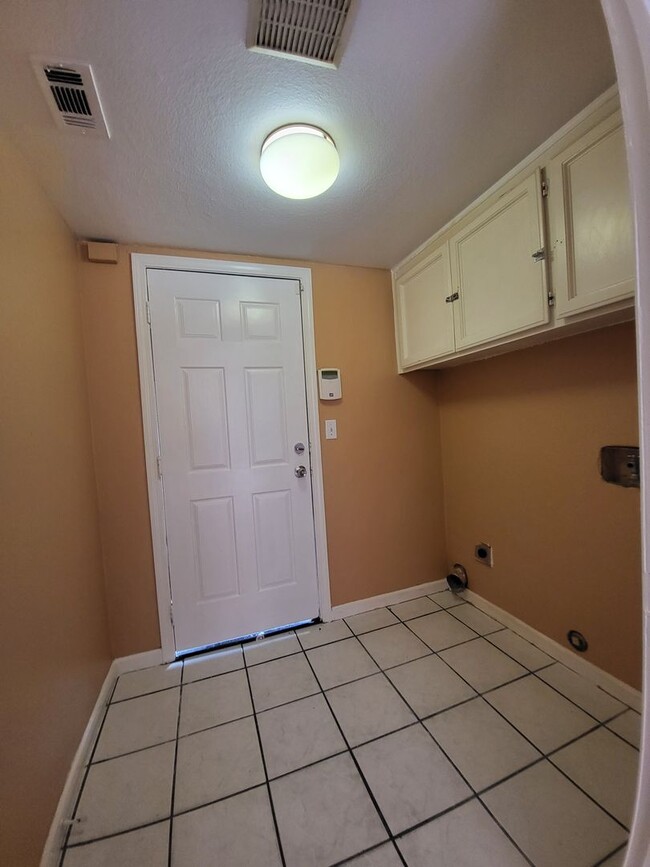 Building Photo - Beautiful home well maintained 4 Bedroom 3...
