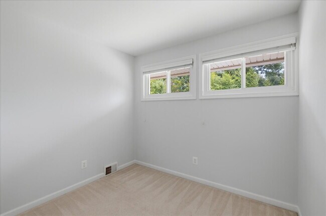 Building Photo - Charming 4-Bedroom Springfield Rambler Near Lake Accotink Park