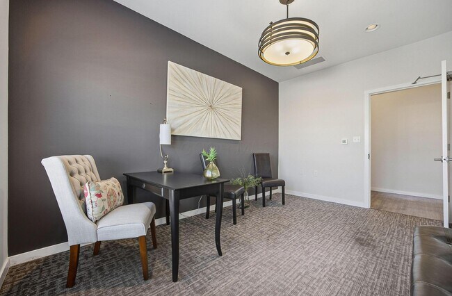 Building Photo - 933 Persimmon Ln