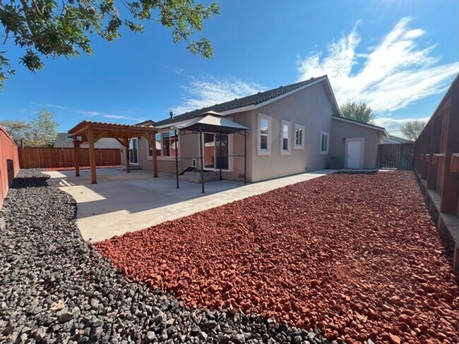Building Photo - Three Bedroom on the Golf Course in Fer...
