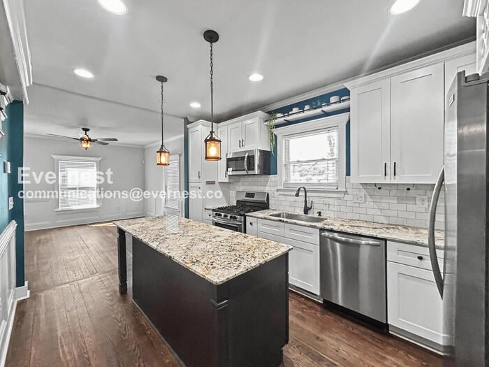 Building Photo - 1845 Vesta Ave