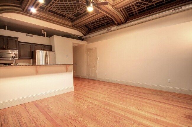 Building Photo - 10 E Main St