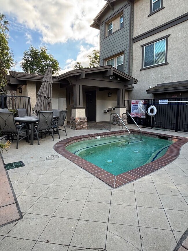 Building Photo - Move-In Ready 4 Bedroom Home Perfect for Professionals & Families