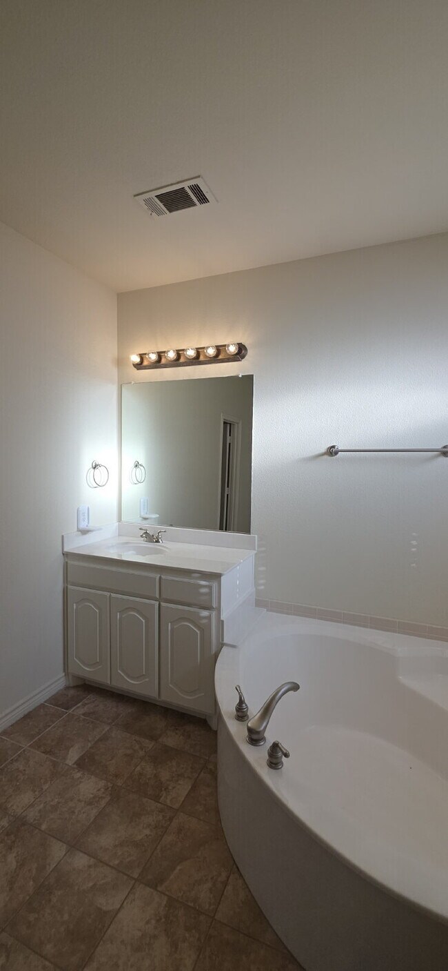 Building Photo - Recently remodeled 4 bedrooms, 3 bathrooms and move-in ready!