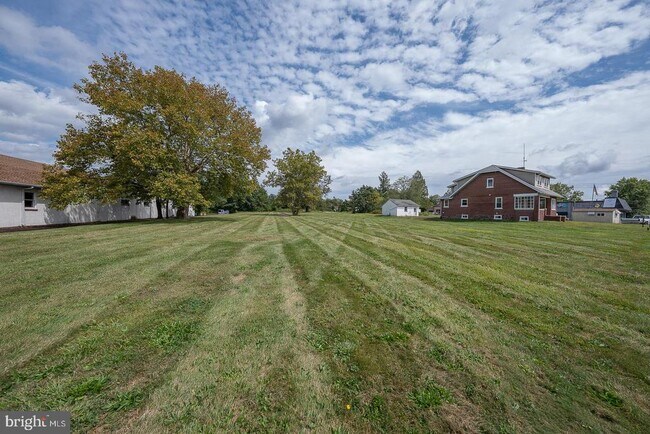 Building Photo - 1075 S County Line Rd
