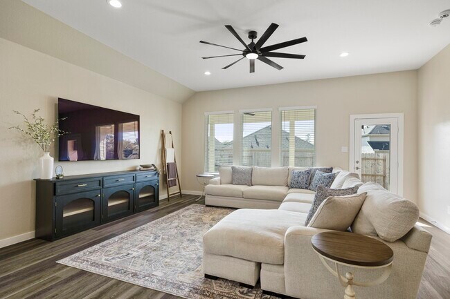 Building Photo - 573 Newcomb Holw Dr