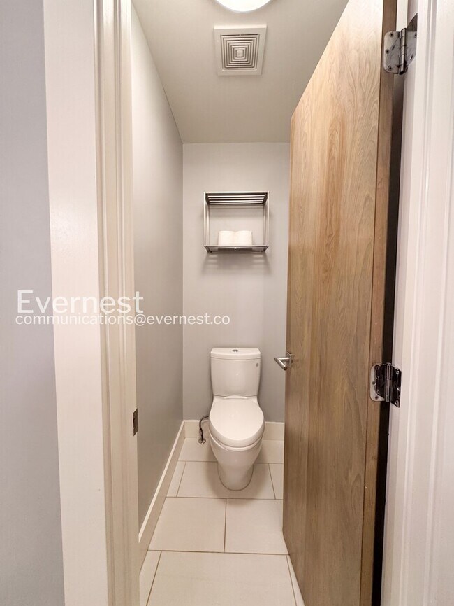 Building Photo - 3 Bed/3 Bath Townhome with Garage / Available Now!