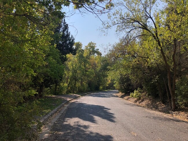 Building Photo - 214 N Canyon Rd