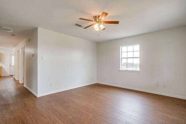 Building Photo - Updated Duplex in Weatherford with large y...