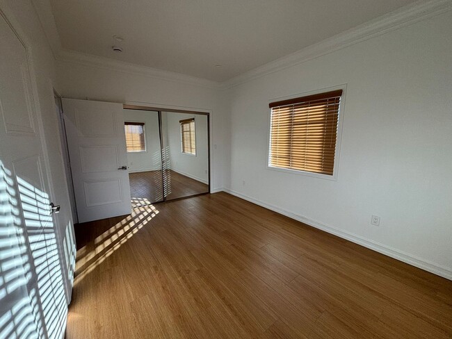 Building Photo - Beautifully Remodeled 3-Bedroom Upstairs H...