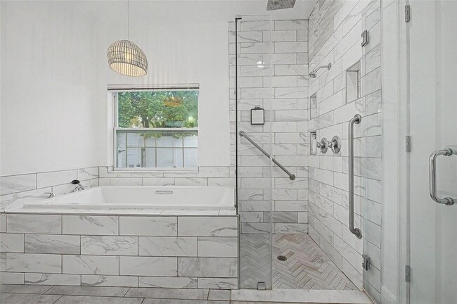 Building Photo - 606 Royal Crest Dr