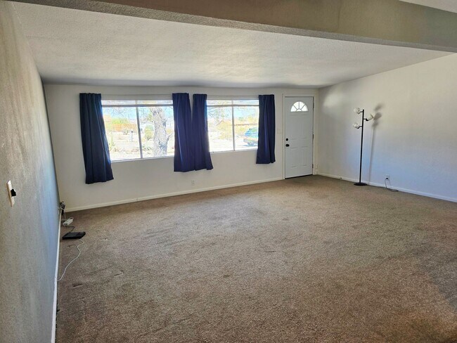 Building Photo - Cozy 3 Bedroom 1.5 Bathroom Near The Natio...