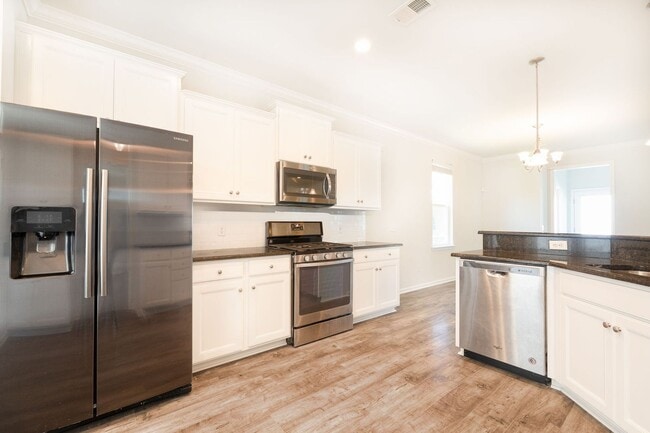 Building Photo - Spacious Living in the Heart of West Ashley
