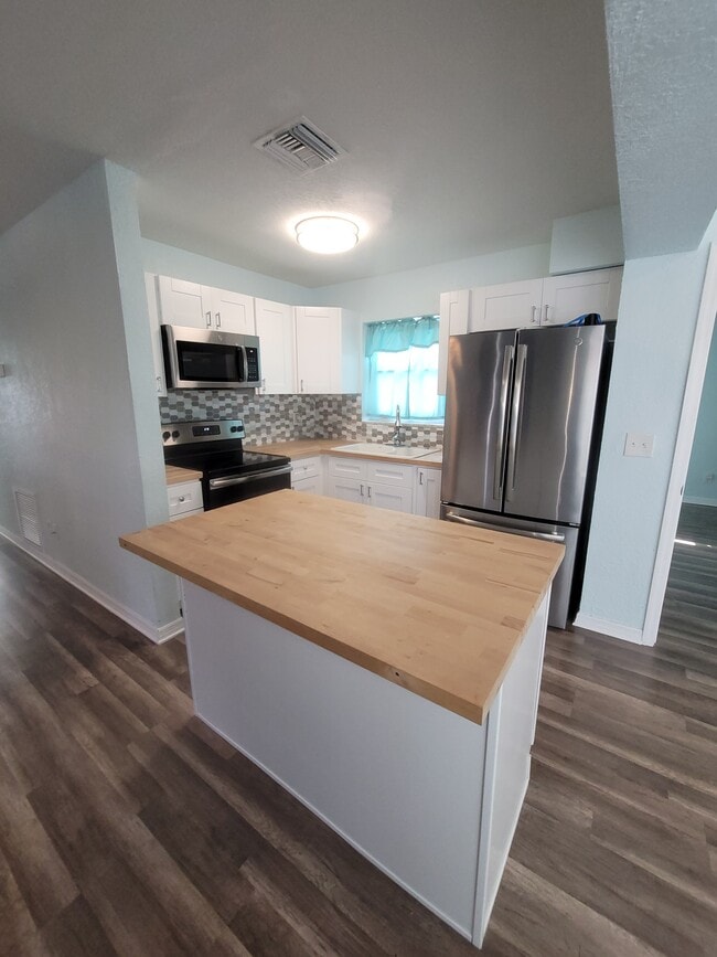 Building Photo - 513 Hollyhock Ln