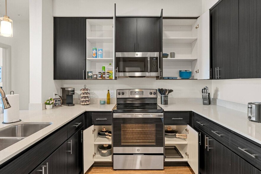 Building Photo - 711 W Broadway Rd