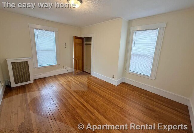 Building Photo - 158 Holland St