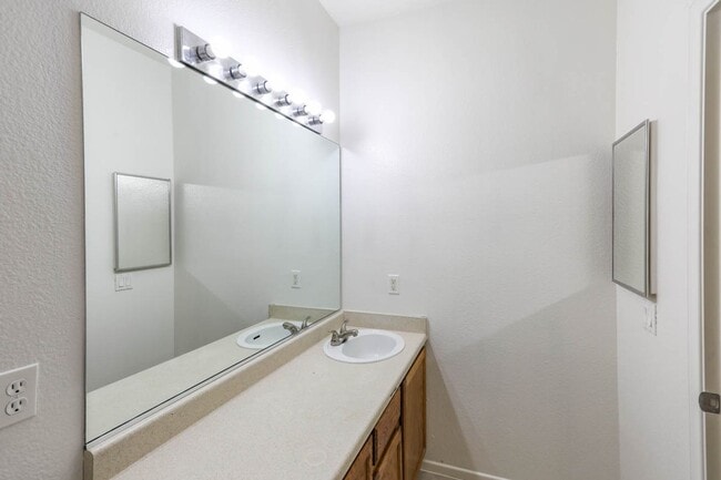 Building Photo - 4 Bed and 4 Bath Townhome In Gated North Las Vegas Community