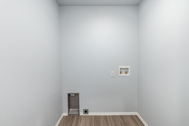 Building Photo - Half off First Full Month's Rent /Zero Deposit /Convenient to All Institutions of Higher Learning...