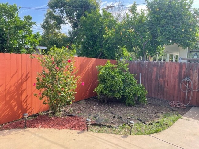 Building Photo - $500 Move-In Special! | Bright 3-Bed+2bath Home in a Great Woodland Hills Neighborhood