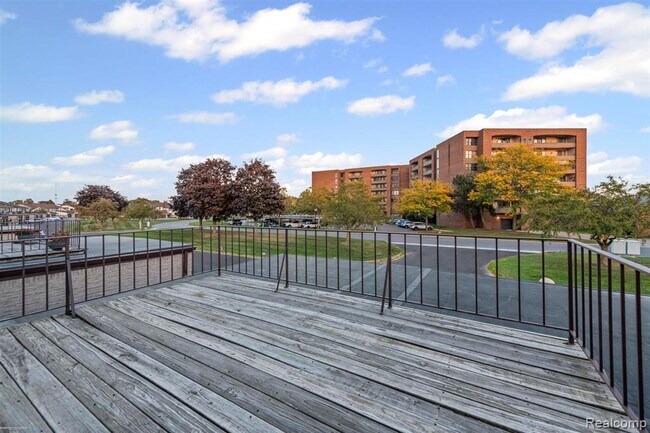 Building Photo - 1049 Country Club Dr