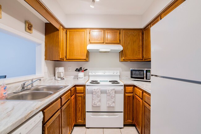 Building Photo - Conveniently Located Furnished Townhome in...