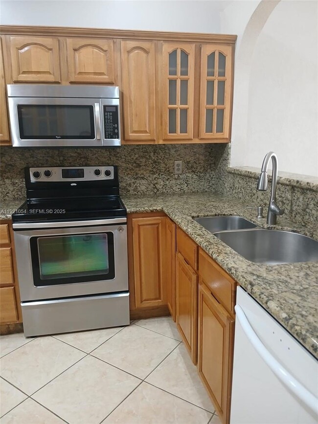 Building Photo - 5550 Lakewood Cir S