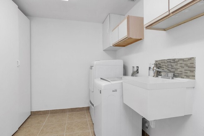 Building Photo - Beautiful house on the water with a pool