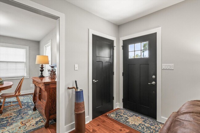 Building Photo - Short Term Only