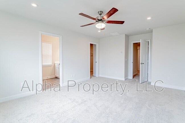 Building Photo - 127 Roseridge Dr