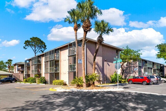 Building Photo - Newly Renovated ~ Ground Floor Condo in th...