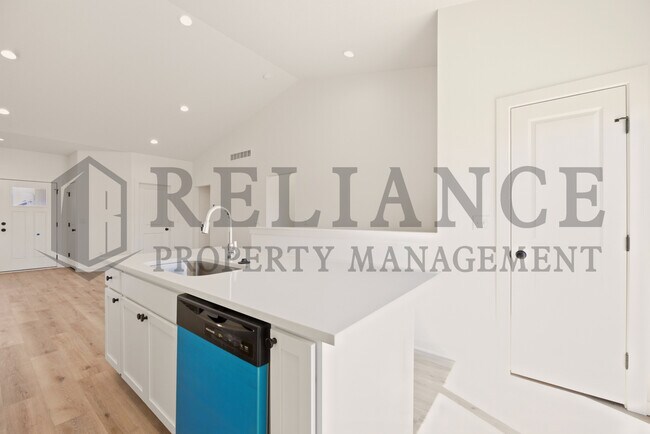 Building Photo - 5241 N Pinecrest Ct