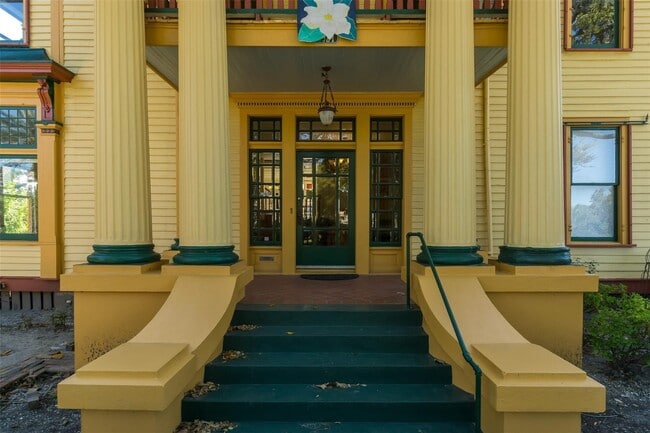 Building Photo - 2927 Bernardo De Galvez Ave