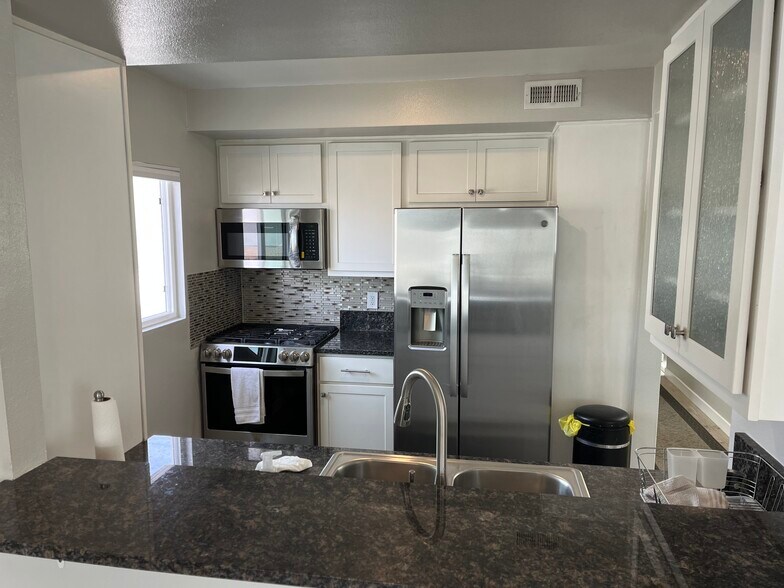 Building Photo - 208 30th St