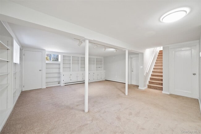 Building Photo - 6 Wildway