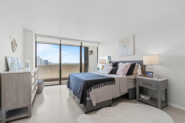 Building Photo - 5600 N Flagler Dr