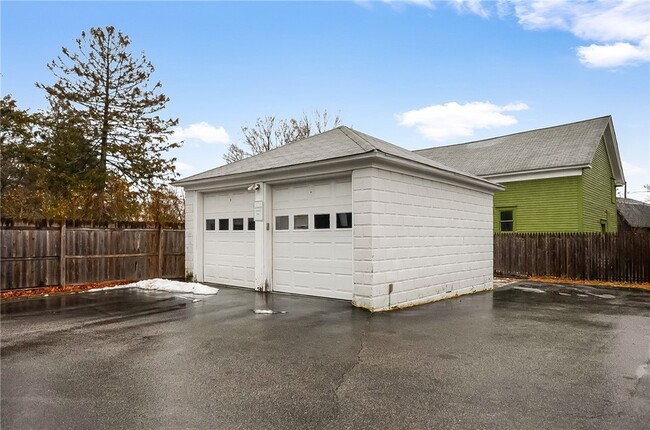 Building Photo - 292 Pleasant St