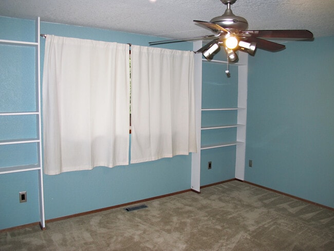 Building Photo - Pet Negotiable 3 Bedroom Home. Fire Place and Garage.