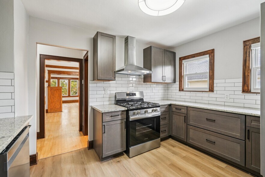 Kitchen - 1705 W Custer Ave