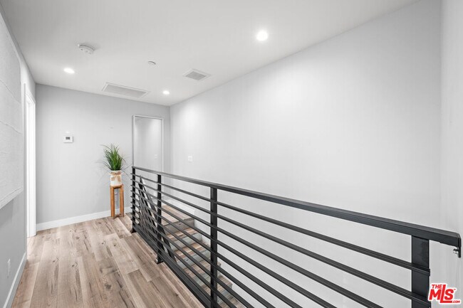 Building Photo - 1126 Magnolia Ave