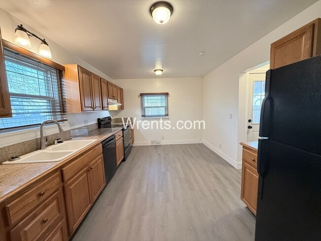 Building Photo - 5 bed 2.5 bath home