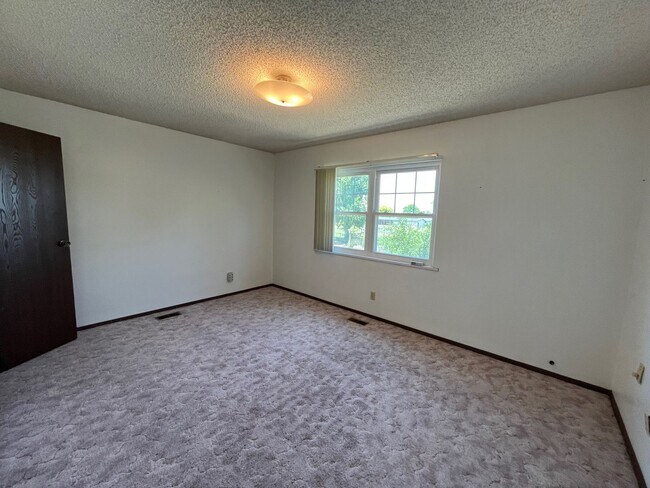 Building Photo - ALL PROSPECTIVE TENANTS MUST SUBMIT A $58 ...